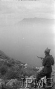 Maj 1944, San Angelo, Włochy.
Komandos z bronią - na zboczu góry.
Fot. kpt. Zajączkowski, Instytut Polski im. Gen. Sikorskiego w Londynie [album negatywowy L-I Monte Cassino] - płachta 41