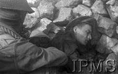 Maj 1944, San Angelo, Włochy.
W chwili natarcia - dwaj wspinający się komandosi.
Fot. kpt. Zajączkowski, Instytut Polski im. Gen. Sikorskiego w Londynie [album negatywowy L-I Monte Cassino] - płachta 41