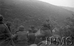 Maj 1944, San Angelo, Włochy.
Parlamentariusze niemieccy zdążający w stronę pozycji polskich w sprawie wydania rannych.
Fot. kpt. Zajączkowski, Instytut Polski im. Gen. Sikorskiego w Londynie [album negatywowy L-I Monte Cassino] - płachta 41