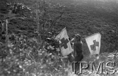 Maj 1944, San Angelo, Włochy.
Sanitariusze z flagami Czerwonego Krzyża idący na pole walki by nieść pomoc rannym.
Fot. kpt. Zajączkowski, Instytut Polski im. Gen. Sikorskiego w Londynie [album negatywowy L-I Monte Cassino] - płachta 41