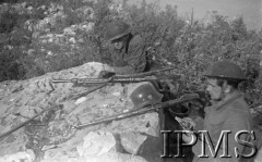 Maj 1944, San Angelo, Włochy.
Dwaj komandosi na zdobytej pozycji oglądają porzuconą broń niemiecką.
Fot. kpt. Zajączkowski, Instytut Polski im. Gen. Sikorskiego w Londynie [album negatywowy L-I Monte Cassino] - płachta 41