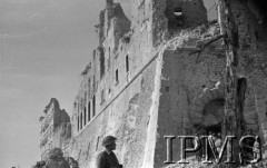 18.05.1944, Cassino, Włochy.
Żołnierze polscy wúrůd ruin klasztoru.
Fot. Felicjan Maliniak, Instytut Polski im. Gen. Sikorskiego w Londynie [album negatywowy L-I Monte Cassino] - płachta 42