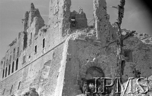 18.05.1944, Cassino, Włochy.
Żołnierze polscy wśród ruin klasztoru.
Fot. Felicjan Maliniak, Instytut Polski im. Gen. Sikorskiego w Londynie [album negatywowy L-I Monte Cassino] - płachta 42