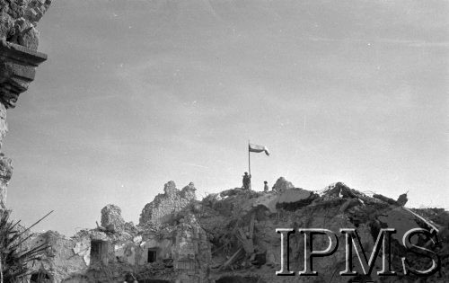 18.05.1944, Cassino, Włochy.
Sztandar polski na szczycie góry wśród ruin zburzonego opactwa.
Fot. Felicjan Maliniak, Instytut Polski im. Gen. Sikorskiego w Londynie [album negatywowy L-I Monte Cassino] - płachta 42