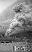 Maj 1944, Cassino, Włochy.
Wybuch ciężkiego pocisku.
Fot. Adam Chruściel, Instytut Polski im. Gen. Sikorskiego w Londynie [album negatywowy L-I Monte Cassino] - płachta 44