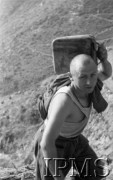 Maj 1944, Cassino, Włochy.
Żołnierz niosący blaszankę z wodą.
Fot. Adam Chruściel, Instytut Polski im. Gen. Sikorskiego w Londynie [album negatywowy L-I Monte Cassino] - płachta 44