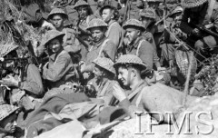 Maj 1944, Cassino, Włochy.
Żołnierze z bronią oczekujący na moment wejścia do walki.
Fot. Adam Chruściel, Instytut Polski im. Gen. Sikorskiego w Londynie [album negatywowy L-I Monte Cassino] - płachta 44