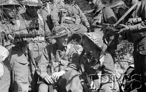 Maj 1944, Cassino, Włochy.
Żołnierze uzbrojeni oczekują momentu wejścia do walki.
Fot. Adam Chruściel, Instytut Polski im. Gen. Sikorskiego w Londynie [album negatywowy L-I Monte Cassino] - płachta 44