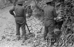 Maj 1944, Cassino, Włochy.
Saperzy przygotowują drogę do przepraw.
Fot. Adam Chruściel, Instytut Polski im. Gen. Sikorskiego w Londynie [album negatywowy L-I Monte Cassino] - płachta 44