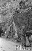 Maj 1944, Cassino, Włochy.
Saperzy przygotowują drogę do przepraw.
Fot. Adam Chruściel, Instytut Polski im. Gen. Sikorskiego w Londynie [album negatywowy L-I Monte Cassino] - płachta 44