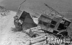 Maj 1944, Cassino, Włochy.
Rozbity samochód, na pierwszym planie łuski z pocisków.
Fot. Adam Chruściel, Instytut Polski im. Gen. Sikorskiego w Londynie [album negatywowy L-I Monte Cassino] - płachta 44