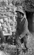 Maj 1944, Cassino, Włochy.
Telefonista kontrolujący linię telefoniczną.
Fot. Adam Chruściel, Instytut Polski im. Gen. Sikorskiego w Londynie [album negatywowy L-I Monte Cassino] - płachta 44