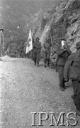 Maj 1944, Cassino, Włochy.
Lżej ranni przeprowadzani przez sanitariuszy udają się na punkt opatrunkowy - pod osłoną flagi Czerwonego Krzyża.
Fot. Adam Chruściel, Instytut Polski im. Gen. Sikorskiego w Londynie [album negatywowy L-I Monte Cassino] - płachta 44