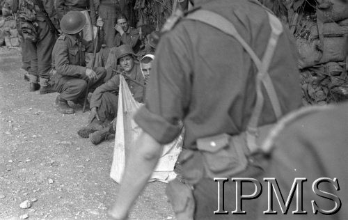 Maj 1944, Cassino, Włochy.
Ranni na punkcie opatrunkowym.
Fot. Adam Chruściel, Instytut Polski im. Gen. Sikorskiego w Londynie [album negatywowy L-I Monte Cassino] - płachta 44