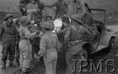 Maj 1944, Cassino, Włochy.
Wóz wypełniony wieńcami kwiatów, pod nimi trumna ze zwłokami sp. ks. Kapelana Huszczewskiego. Obok wozu i na wozie żołnierze.
Fot. Adam Chruściel, Instytut Polski im. Gen. Sikorskiego w Londynie [album negatywowy L-I Monte Cassino] - płachta 44