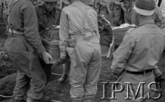 Maj 1944, Cassino, Włochy.
Żołnierze niosą trumnę ze zwłokami ks. kapelana Huszczewskiego.
Fot. Adam Chruściel, Instytut Polski im. Gen. Sikorskiego w Londynie [album negatywowy L-I Monte Cassino] - płachta 44