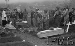 Maj 1944, Cassino, Włochy.
Cmentarz poległych na polu chwały, groby i trzy trumny oraz żołnierze biorący udział w pogrzebie.
Fot. Adam Chruściel, Instytut Polski im. Gen. Sikorskiego w Londynie [album negatywowy L-I Monte Cassino] - płachta 44