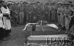 Maj 1944, Cassino, Włochy.
Trumny nad otwartymi mogiłami, dwaj kapelani i uczestnicy pogrzebu.
Fot. Adam Chruściel, Instytut Polski im. Gen. Sikorskiego w Londynie [album negatywowy L-I Monte Cassino] - płachta 44