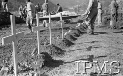 Maj 1944, Cassino, Włochy.
Przynoszenie ciał poległych żołnierzy na miejsce wiecznego spoczynku. 
Fot. Adam Chruściel, Instytut Polski im. Gen. Sikorskiego w Londynie [album negatywowy L-I Monte Cassino] - płachta 44