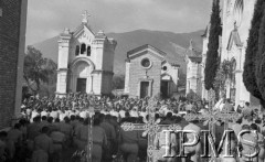 Maj 1944, Venafro, Włochy.
Msza święta na cmentarzu odprawiana przez ks. biskupa Józefa Gawlinę, żołnierze klęczący wśród metalowych krzyży.
Fot. Felicjan Maliniak, Instytut Polski im. Gen. Sikorskiego w Londynie [album negatywowy L-I Monte Cassino] - płachta 45