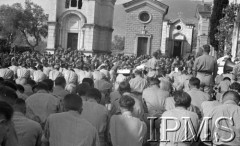Maj 1944, Venafro, Włochy.
Msza święta na cmentarzu odprawiana przez ks. biskupa Józefa Gawlinę, klęczący żołnierze.
Fot. Felicjan Maliniak, Instytut Polski im. Gen. Sikorskiego w Londynie [album negatywowy L-I Monte Cassino] - płachta 45