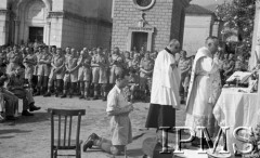 Maj 1944, Venafro, Włochy.
Msza święta, przy ołtarzu ks. biskup Józef Gawlina. W głębi żołnierze w szeregach, na ławkach siedzą oficerowie.
Fot. Felicjan Maliniak, Instytut Polski im. Gen. Sikorskiego w Londynie [album negatywowy L-I Monte Cassino] - płachta 45