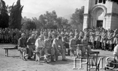 Maj 1944, Venafro, Włochy.
Msza święta, przy ołtarzu ks. biskup Józef Gawlina. W głębi żołnierze w szeregach, na ławkach siedzą oficerowie.
Fot. Felicjan Maliniak, Instytut Polski im. Gen. Sikorskiego w Londynie [album negatywowy L-I Monte Cassino] - płachta 45
