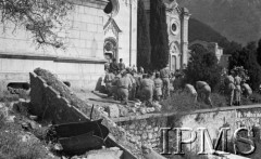 Maj 1944, Venafro, Włochy..
Msza święta odprawiana przez biskupa Józefa Gawlinę, klęczący żołnierze, na pierwszym planie mogiły.
Fot. Felicjan Maliniak, Instytut Polski im. Gen. Sikorskiego w Londynie [album negatywowy L-I Monte Cassino] - płachta 45