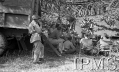 Maj 1944, Cassino, Włochy.
Kwatera Dywizji 2 Korpusu. Konferencja dla prasy zagranicznej po zdobyciu klasztoru, w środku siedzi gen. Władysław Anders, obok z prawej major Józef Czapski, stoi ppor. Eugeniusz Lubomirski. 
Fot. Felicjan Maliniak, Instytut Polski im. Gen. Sikorskiego w Londynie [album negatywowy L-I Monte Cassino] - płachta 45