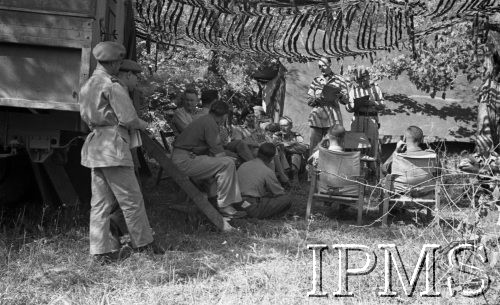 Maj 1944, Cassino, Włochy.
Kwatera Dywizji 2 Korpusu. Konferencja dla prasy zagranicznej po zdobyciu klasztoru, w środku siedzi gen. Władysław Anders, obok z prawej major Józef Czapski, stoi ppor. Eugeniusz Lubomirski. 
Fot. Felicjan Maliniak, Instytut Polski im. Gen. Sikorskiego w Londynie [album negatywowy L-I Monte Cassino] - płachta 45
