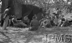 Maj 1944, Cassino, Włochy. 
Kwatera Dywizji 2 Korpusu, gen. Władysław Anders siedzi z grupką korespondentów prasowych przed namiotem, obok niego siedzi major Józef Czapski, stoi ppor. Eugeniusz Lubomirski z kartką w ręku.
Fot. Felicjan Maliniak, Instytut Polski im. Gen. Sikorskiego w Londynie [album negatywowy L-I Monte Cassino] - płachta 45