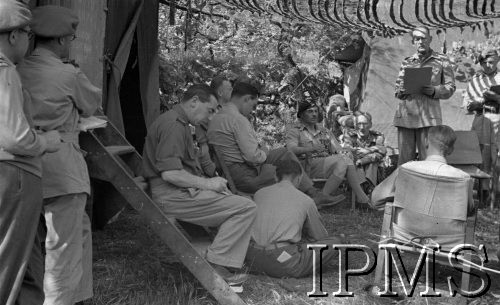 Maj 1944, Cassino, Włochy. 
Kwatera Dywizji 2 Korpusu, gen. Władysław Anders siedzi z grupką korespondentów prasowych przed namiotem, obok niego siedzi major Józef Czapski, stoi ppor. Eugeniusz Lubomirski z kartką w ręku.
Fot. Felicjan Maliniak, Instytut Polski im. Gen. Sikorskiego w Londynie [album negatywowy L-I Monte Cassino] - płachta 45