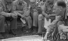 Maj 1944, Cassino, Włochy.
Kwatera Dywizji 2 Korpusu, gen. Władysław Anders nachylony nad mapą rozpostartą na ziemi, obok major Józef Czapski i korespondenci wojenni, z prawej ppor. Eugeniusz Lubomirski.
Fot. Felicjan Maliniak, Instytut Polski im. Gen. Sikorskiego w Londynie [album negatywowy L-I Monte Cassino] - płachta 45
