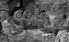 Maj 1944, Cassino, Włochy.
Kwatera Dywizji 2 Korpusu, gen. Władysław Anders nachylony nad mapą rozpostartą na ziemi, obok major Józef Czapski i ppor. Eugeniusz Lubomirski.
Fot. Felicjan Maliniak, Instytut Polski im. Gen. Sikorskiego w Londynie [album negatywowy L-I Monte Cassino] - płachta 45
