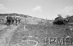 Maj 1944, Cassino, Włochy.
Na prawo rozbity czołg niemiecki, na lewo grupka żołnierzy zdążających pod górę.
Fot. Felicjan Maliniak, Instytut Polski im. Gen. Sikorskiego w Londynie [album negatywowy L-I Monte Cassino] - płachta 46