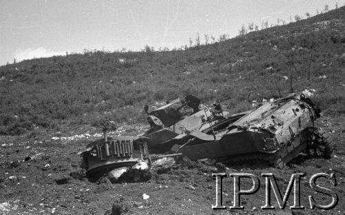 Maj 1944, Cassino, Włochy.
Rozbity czołg niemiecki.
Fot. Felicjan Maliniak, Instytut Polski im. Gen. Sikorskiego w Londynie [album negatywowy L-I Monte Cassino] - płachta 46