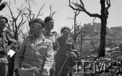 Maj 1944, Cassino, Włochy.
Generał Władysław Anders zwiedza pobojowisko, towarzyszą mu oficerowie ze Sztabu. W głębi widać ruiny klasztoru na górze Monte Cassino.
Fot. Felicjan Maliniak, Instytut Polski im. Gen. Sikorskiego w Londynie [album negatywowy L-I Monte Cassino] - płachta 46