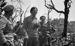 Maj 1944, Cassino, Włochy.
Generał Władysław Anders zwiedza pobojowisko, towarzyszą mu oficerowie ze Sztabu. W głębi widać ruiny klasztoru na górze Monte Cassino.
Fot. Felicjan Maliniak, Instytut Polski im. Gen. Sikorskiego w Londynie [album negatywowy L-I Monte Cassino] - płachta 46