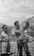 Maj 1944, Cassino, Włochy.
Gen. Władysław Anders i dwaj oficerowie przygladaja się terenowi niedawnych walk.
Fot. Felicjan Maliniak, Instytut Polski im. Gen. Sikorskiego w Londynie [album negatywowy L-I Monte Cassino] - płachta 46
