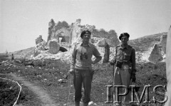 Maj 1944, Mass Albaneta, Włochy.
Gen. Władysław Anders i adiutant bojowy generała por. Jan Romanowski na tle ruin.
Fot. Felicjan Maliniak, Instytut Polski im. Gen. Sikorskiego w Londynie [album negatywowy L-I Monte Cassino] - płachta 46