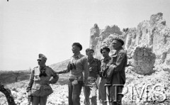 Maj 1944, Mass Albaneta, Włochy.
Gen. Władysław Anders i kilku oficerów, drugi od prawej stoi adiutant por. Jan Romanowski.
Fot. Felicjan Maliniak, Instytut Polski im. Gen. Sikorskiego w Londynie [album negatywowy L-I Monte Cassino] - płachta 46