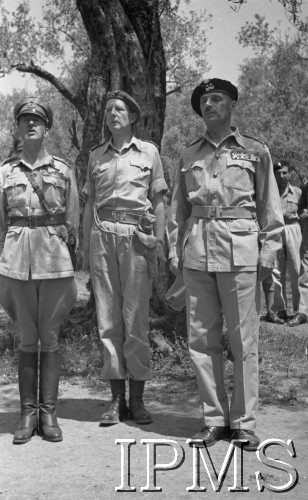 Maj 1944, Aquafondata, Włochy.
Kwatera Główna Dowódcy 2 Korpusu, gen. Harold Alexander, gen. Władysław Anders i adiutant ppor. Eugeniusz Lubomirski (w środku).
Fot. Felicjan Maliniak, Instytut Polski im. Gen. Sikorskiego w Londynie [album negatywowy L-I Monte Cassino] - płachta 48