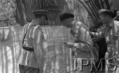 Maj 1944, Aquafondata, Włochy.
Kwatera Główna Dowódcy 2 Korpusu, gen. Harold Alexander, gen. Władysław Anders i płk Wiśniewski, szef sztabu - nad mapami. Generałowie omawiają sytuację na froncie włoskim.
Fot. Felicjan Maliniak, Instytut Polski im. Gen. Sikorskiego w Londynie [album negatywowy L-I Monte Cassino] - płachta 48