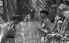 Maj 1944, Aquafondata, Włochy.
Kwatera Główna Dowódcy 2 Korpusu, gen. Harold Alexander, gen. Władysław Anders i płk Wiśniewski, szef sztabu - nad mapami. Generałowie omawiają sytuację na froncie włoskim.
Fot. Felicjan Maliniak, Instytut Polski im. Gen. Sikorskiego w Londynie [album negatywowy L-I Monte Cassino] - płachta 48