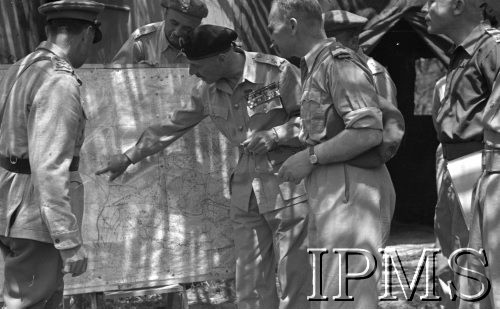 Maj 1944, Aquafondata, Włochy.
Kwatera Główna Dowódcy 2 Korpusu, gen. Harold Alexander, gen. Władysław Anders i płk Wiśniewski, szef sztabu - nad mapami. Generałowie omawiają sytuację na froncie włoskim.
Fot. Felicjan Maliniak, Instytut Polski im. Gen. Sikorskiego w Londynie [album negatywowy L-I Monte Cassino] - płachta 48