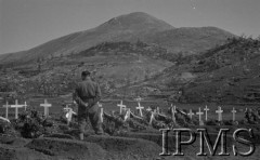 Maj 1944, Aquafondata, Włochy.
Pierwsze mogiły na nowozałożonym cmentarzu.
Fot. Felicjan Maliniak, Instytut Polski im. Gen. Sikorskiego w Londynie [album negatywowy L-I Monte Cassino] - płachta 48