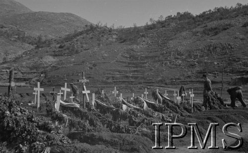 Maj 1944, Aquafondata, Włochy.
Cmentarz poległych żołnierzy 2 Korpusu.
Fot. Felicjan Maliniak, Instytut Polski im. Gen. Sikorskiego w Londynie [album negatywowy L-I Monte Cassino] - płachta 48