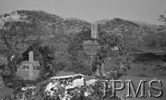 Maj 1944, Aquafondata, Włochy.
Mogiła ks. kapelana Augusta Huczyńskiego, poległego 8 maja 1944.
Fot. Felicjan Maliniak, Instytut Polski im. Gen. Sikorskiego w Londynie [album negatywowy L-I Monte Cassino] - płachta 48