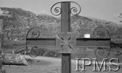 Maj 1944, Aquafondata, Włochy.
Mogiła kanoniera Leona Zujko poległego 9 maja 1944 pod Monte Cassino.
Fot. Felicjan Maliniak, Instytut Polski im. Gen. Sikorskiego w Londynie [album negatywowy L-I Monte Cassino] - płachta 48