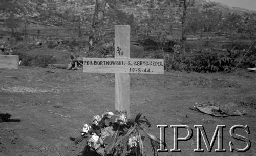 Maj 1944, Aquafondata, Włochy.
Mogiła por. S. Bortnowskiego, który poległ 19 maja 1944.
Fot. Felicjan Maliniak, Instytut Polski im. Gen. Sikorskiego w Londynie [album negatywowy L-I Monte Cassino] - płachta 48